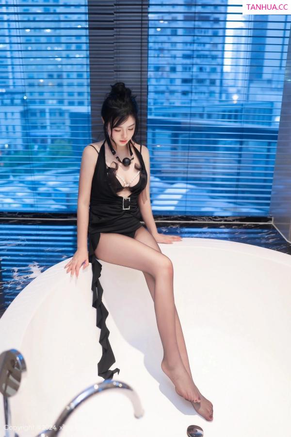  [XiuRen]高清写真图 2024.03.27 No.8295 金小依 黑丝美腿第13张图片